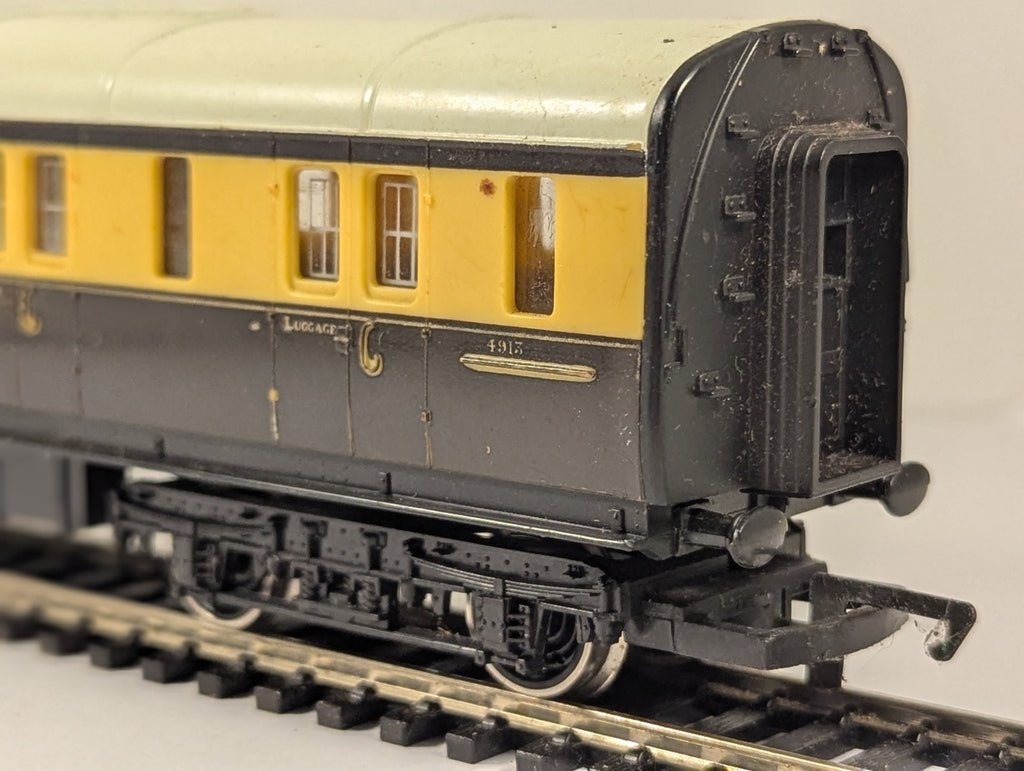 Hornby OO Gauge GWR Clerestory Brake Third Class Coach showing side profile and luggage compartment