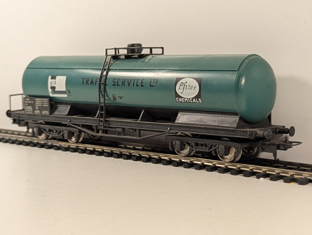 Lima 2911 OO/HO Gauge Traffic Services Ltd / Pfizer Chemicals Bogie Tank Wagon