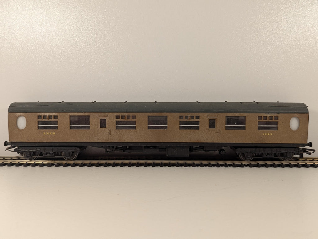 Hornby OO Gauge LNER Corridor Full Third Coach