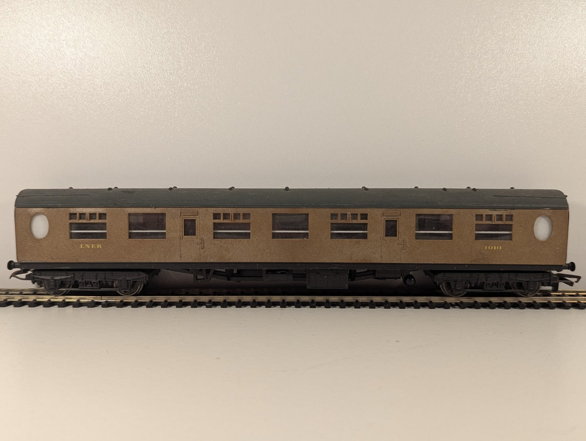 Hornby OO Gauge LNER Corridor Full Third Coach
