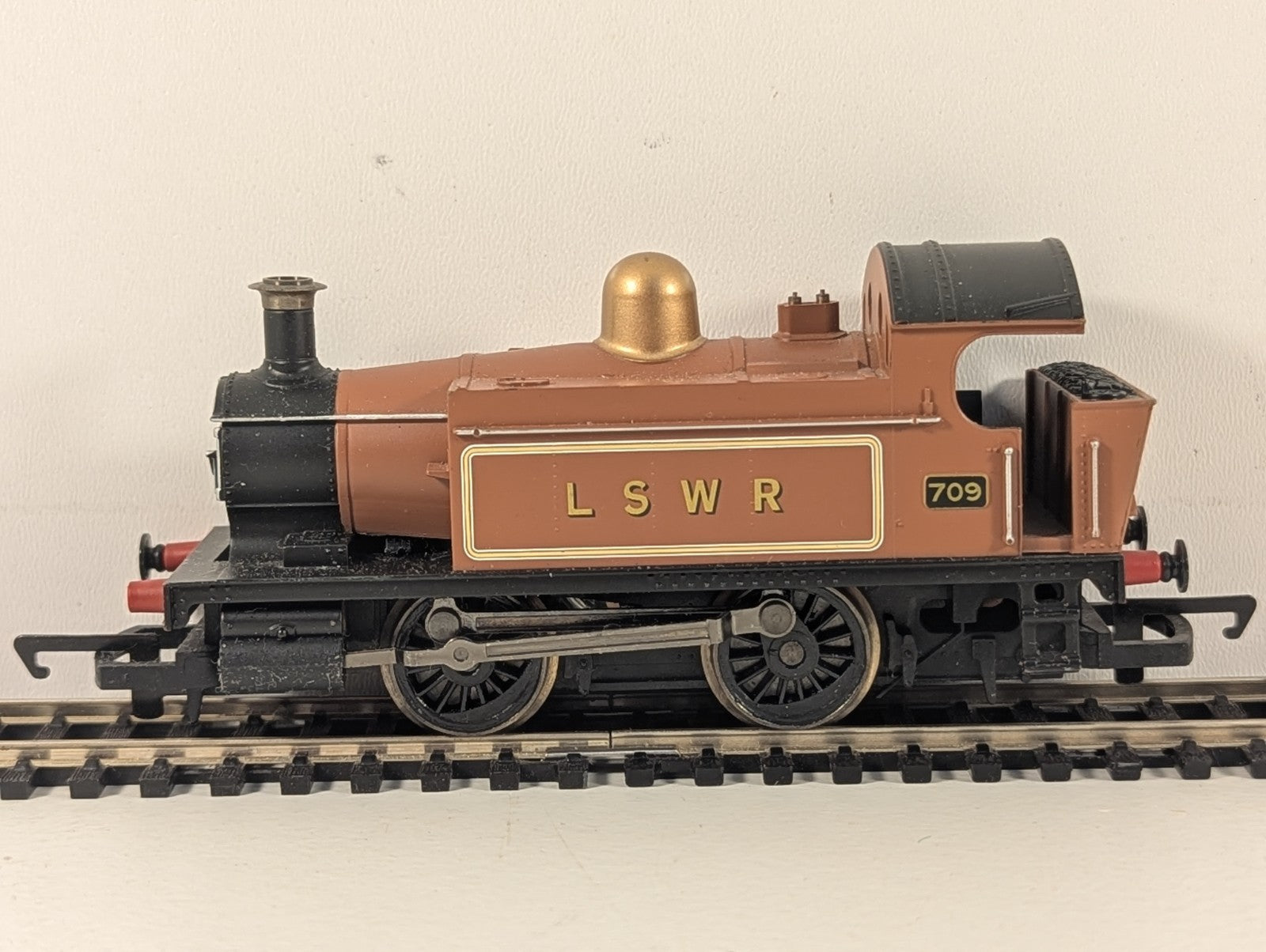 Hornby R1035 LSWR Class 101 Holden 0-4-0T No.709 Brown OO Gauge