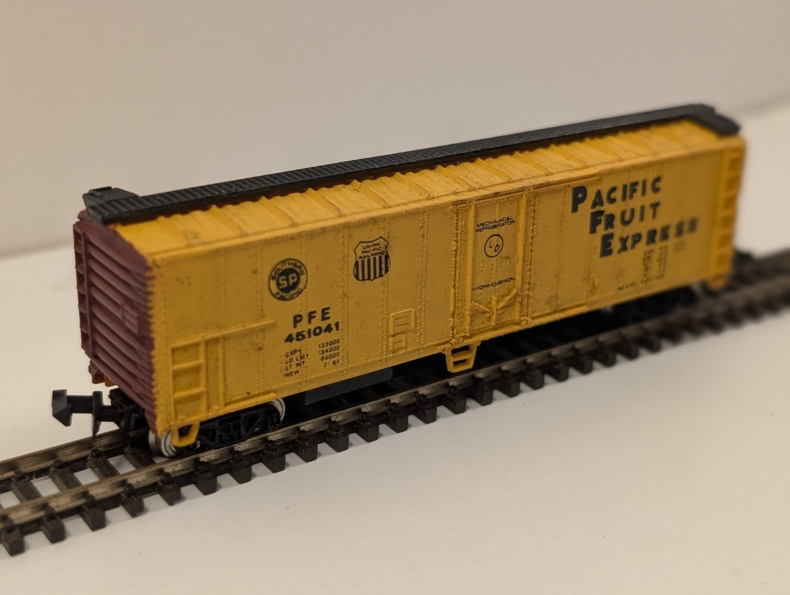 Bachmann N Gauge Pacific Fruit Express (PFE) Refrigerator Boxcar – “Reefer”