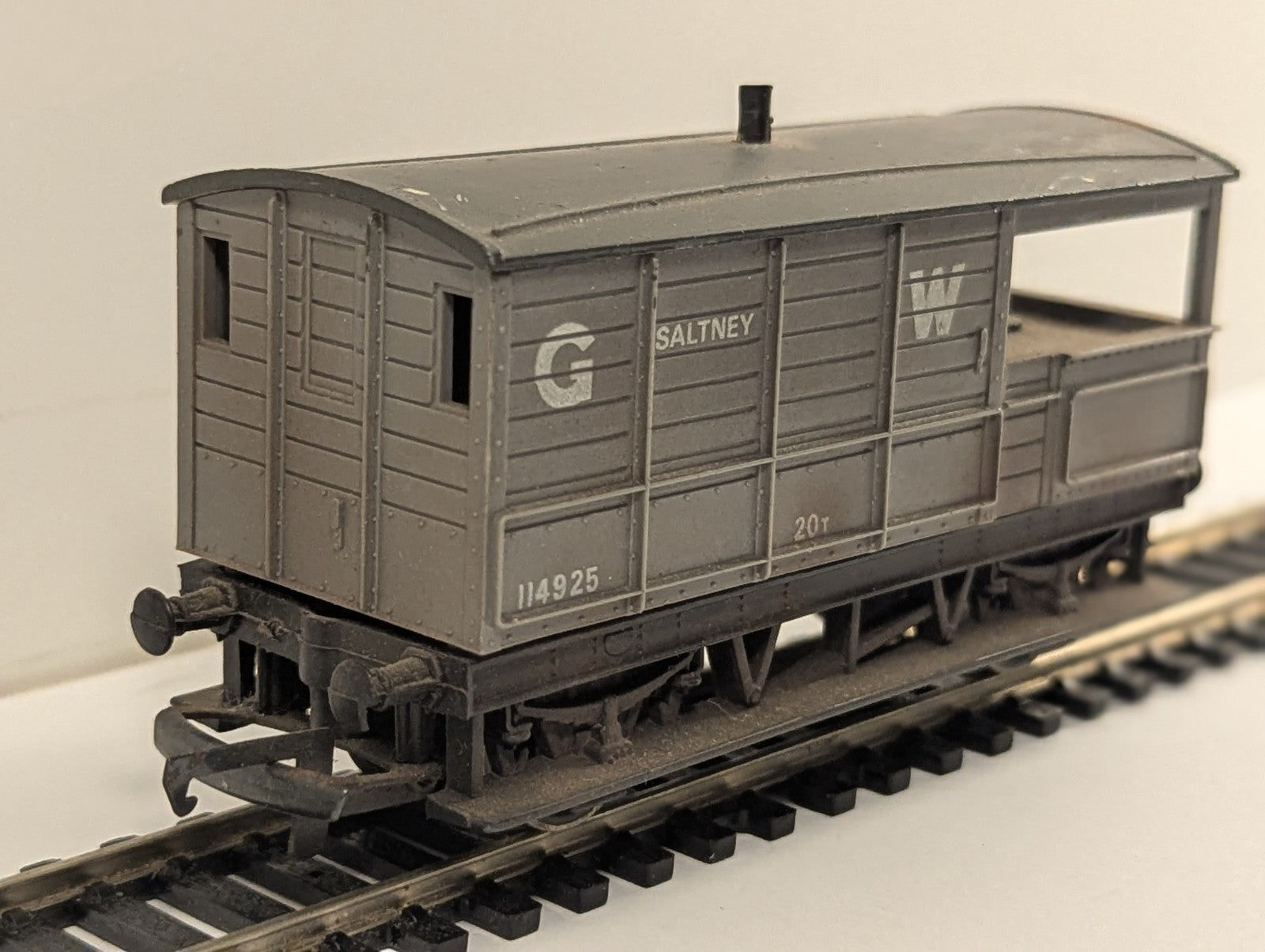 Hornby R107 OO Gauge GWR 20t Toad Brake Van Saltney 114925
