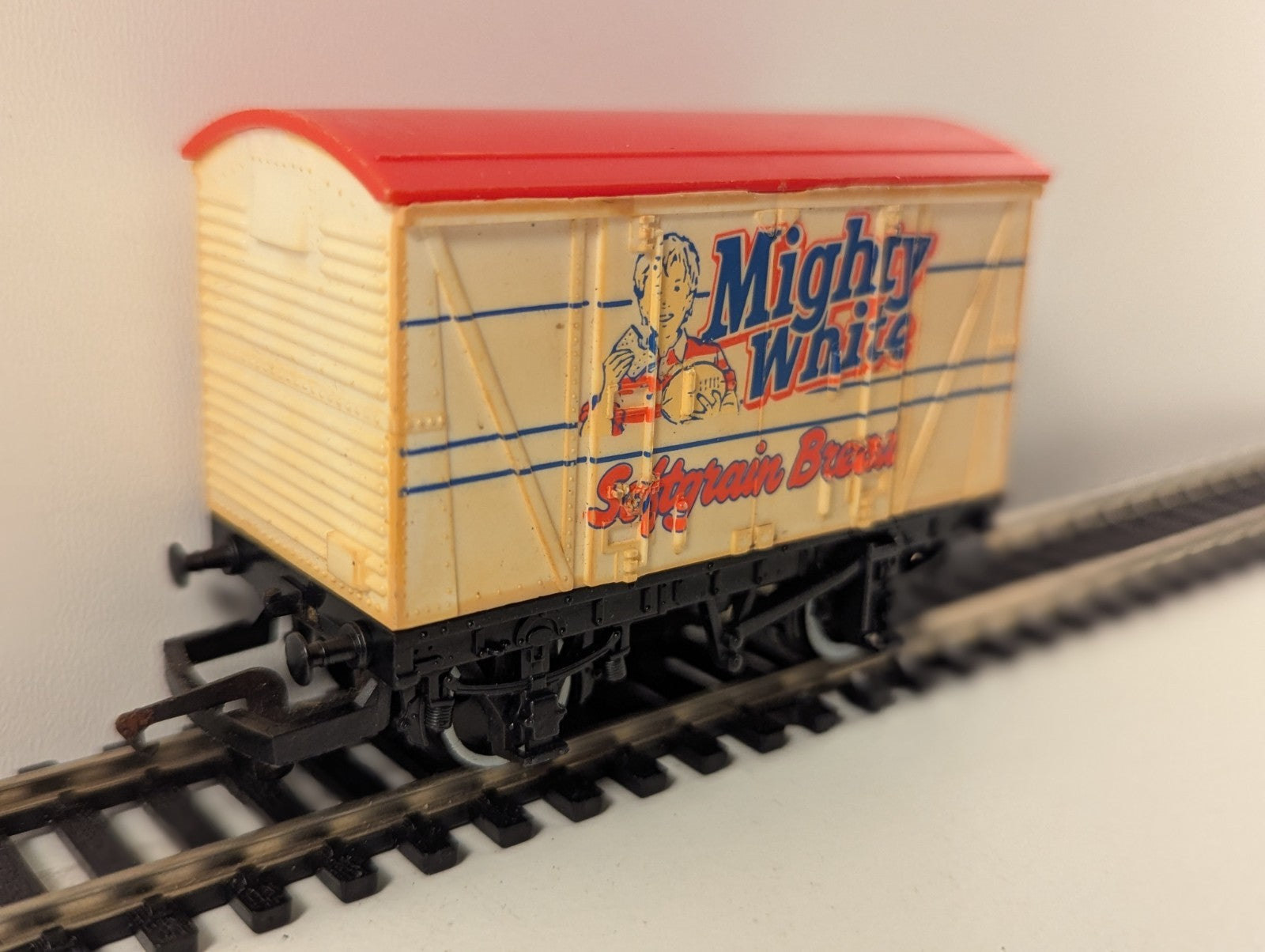 Hornby R726 OO Gauge Mighty White Softgrain Bread Closed Van