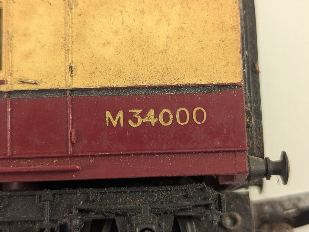 Tri-ang R28 OO Gauge BR Blood & Custard Brake Third Coach