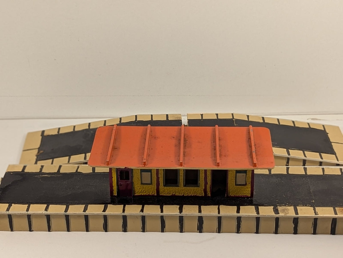 Hornby Dublo OO Gauge D1 Island Platform Station Platform Cream, Yellow and Red
