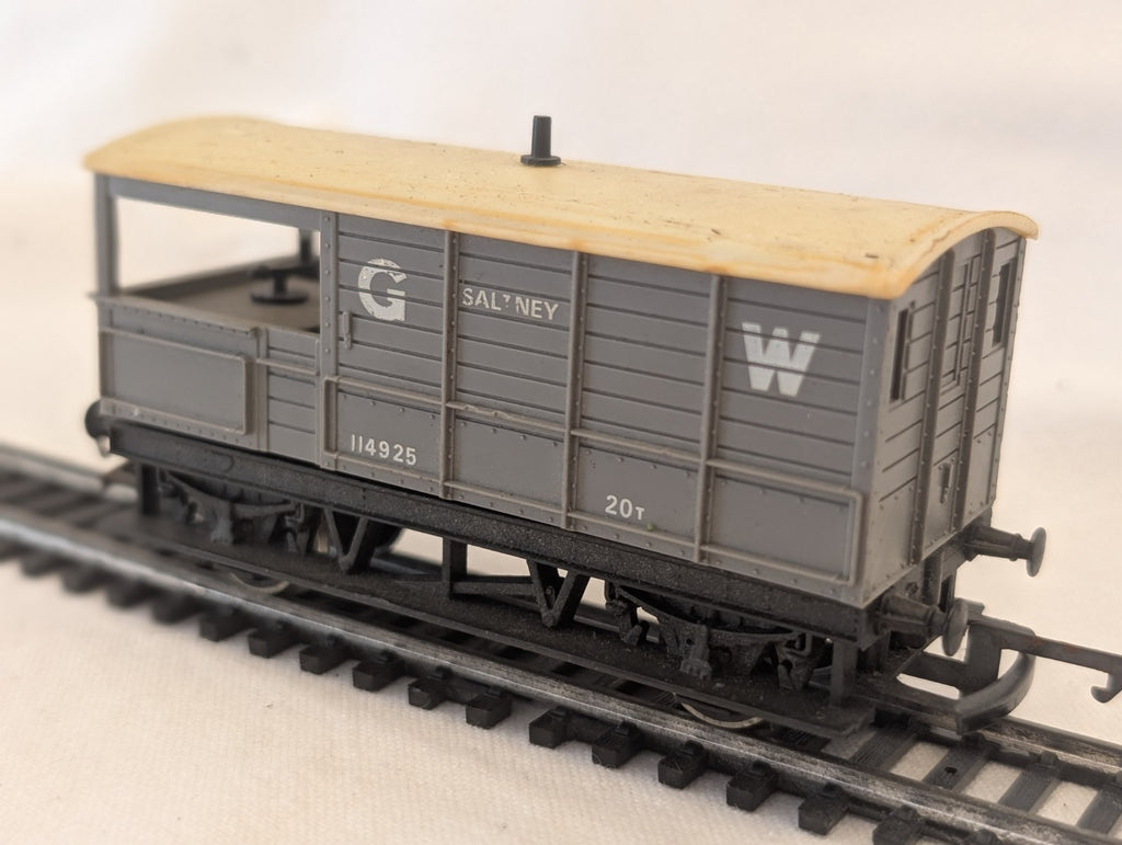 Hornby R018 OO Gauge GWR 20 Ton “Toad” Brake Van – Saltney