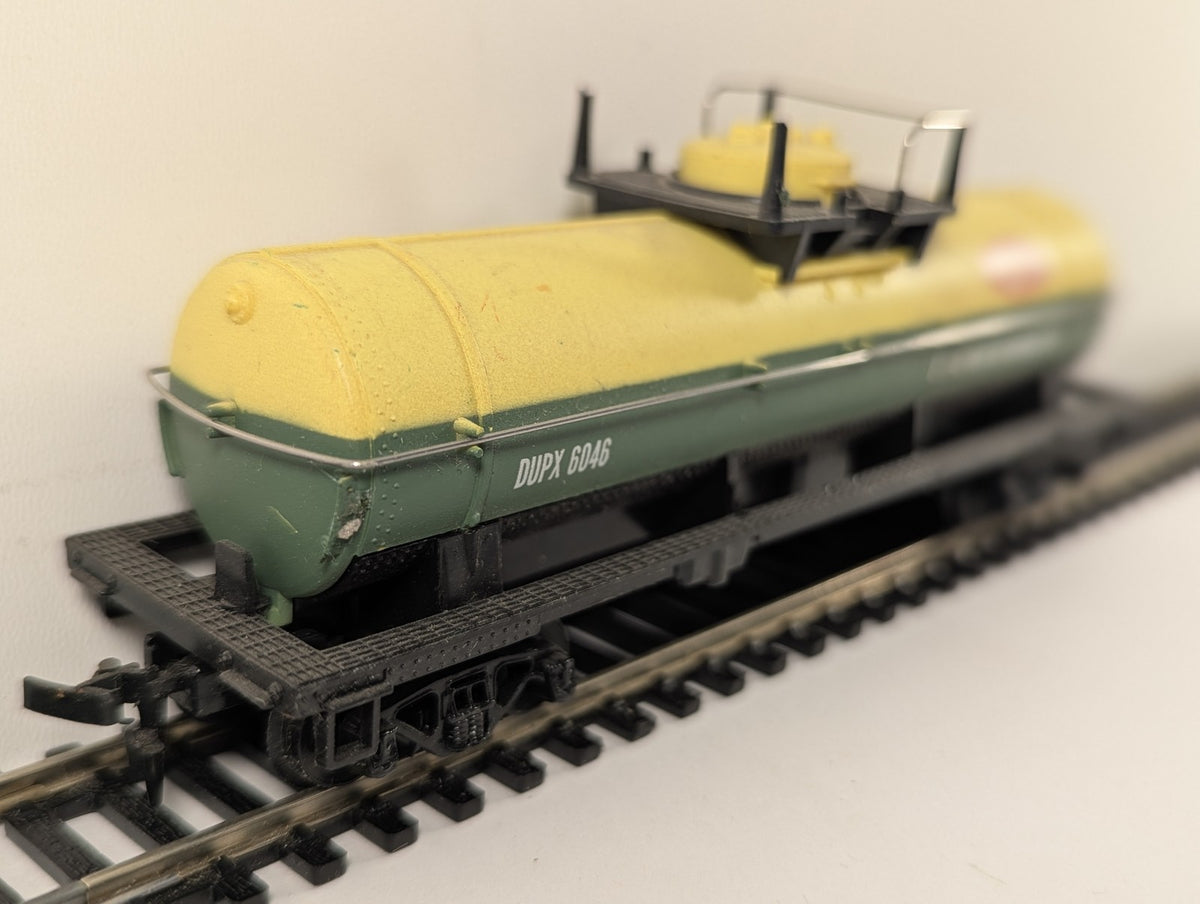 Tyco HO Scale DuPont Tank Wagon DUPX 6046 DuPont yellow and green