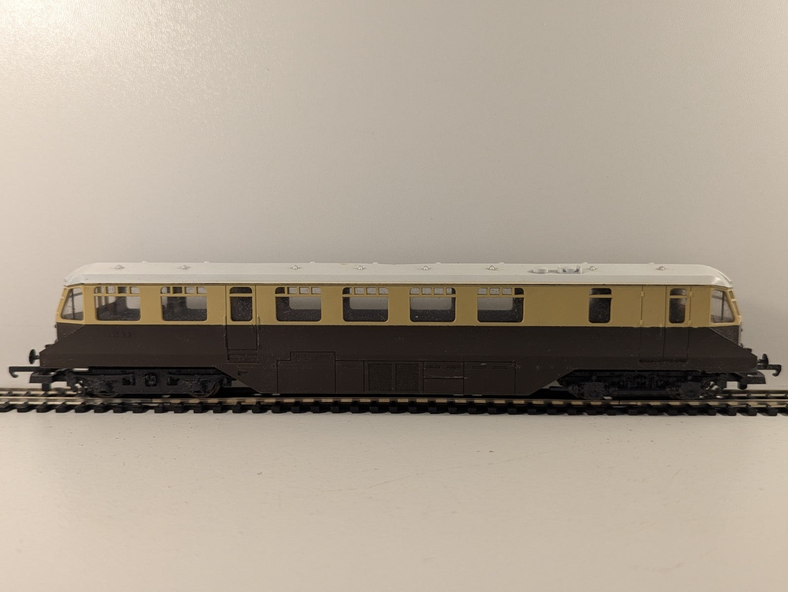 Lima L211 GWR Diesel Railcar Chocolate & Cream