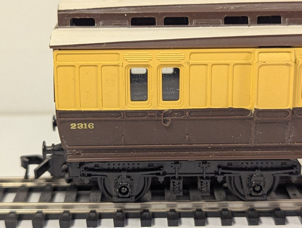 Tri-ang R333 OO Gauge GWR Clerestory Brake Third Coach 2316 – Wrong Couplings
