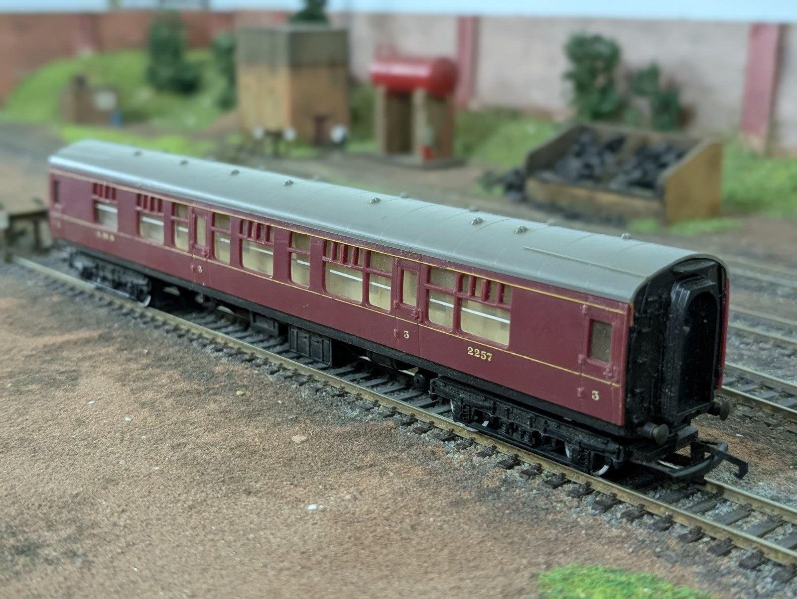 Hornby R935 OO Gauge LMS Mk 1 Third Class 2257 Maroon