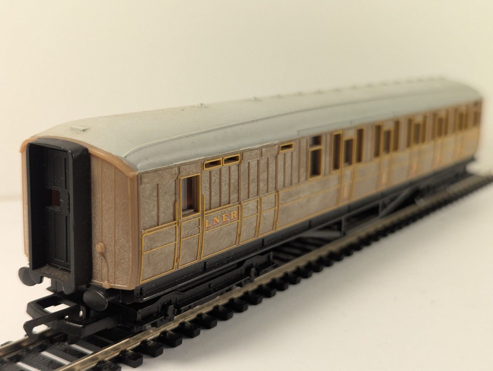 Hornby RailRoad OO Gauge LNER Teak Brake Coach