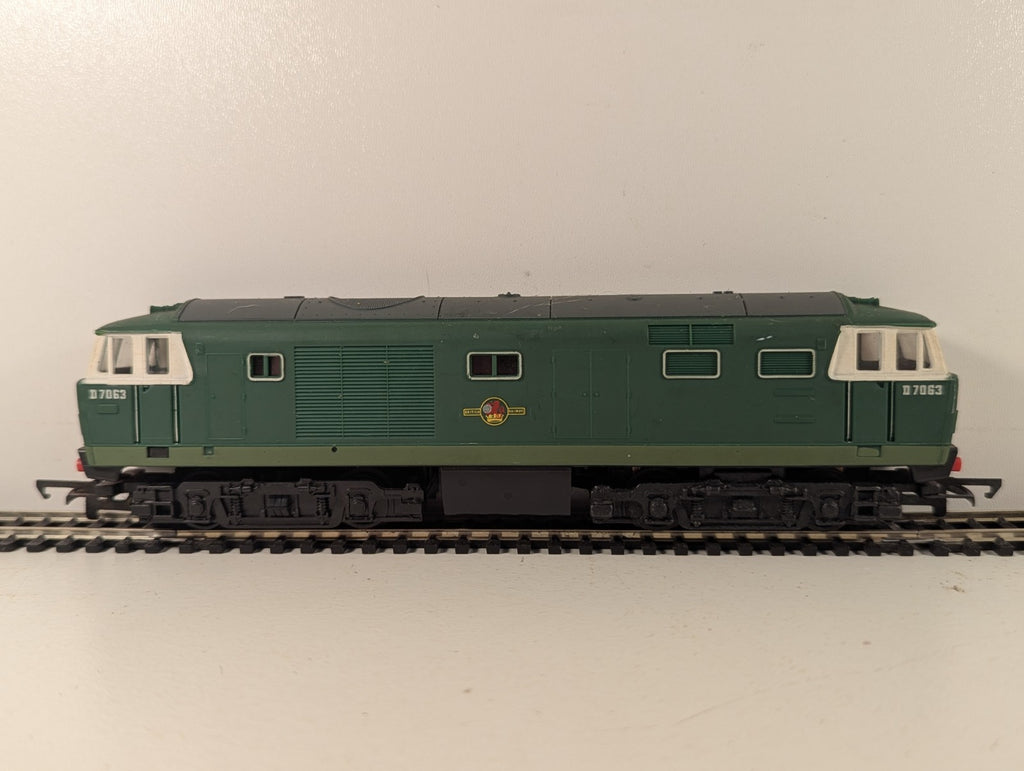 Hornby  R.758 OO Gauge Class 35 Hymek Locomotive D7063 BR Green