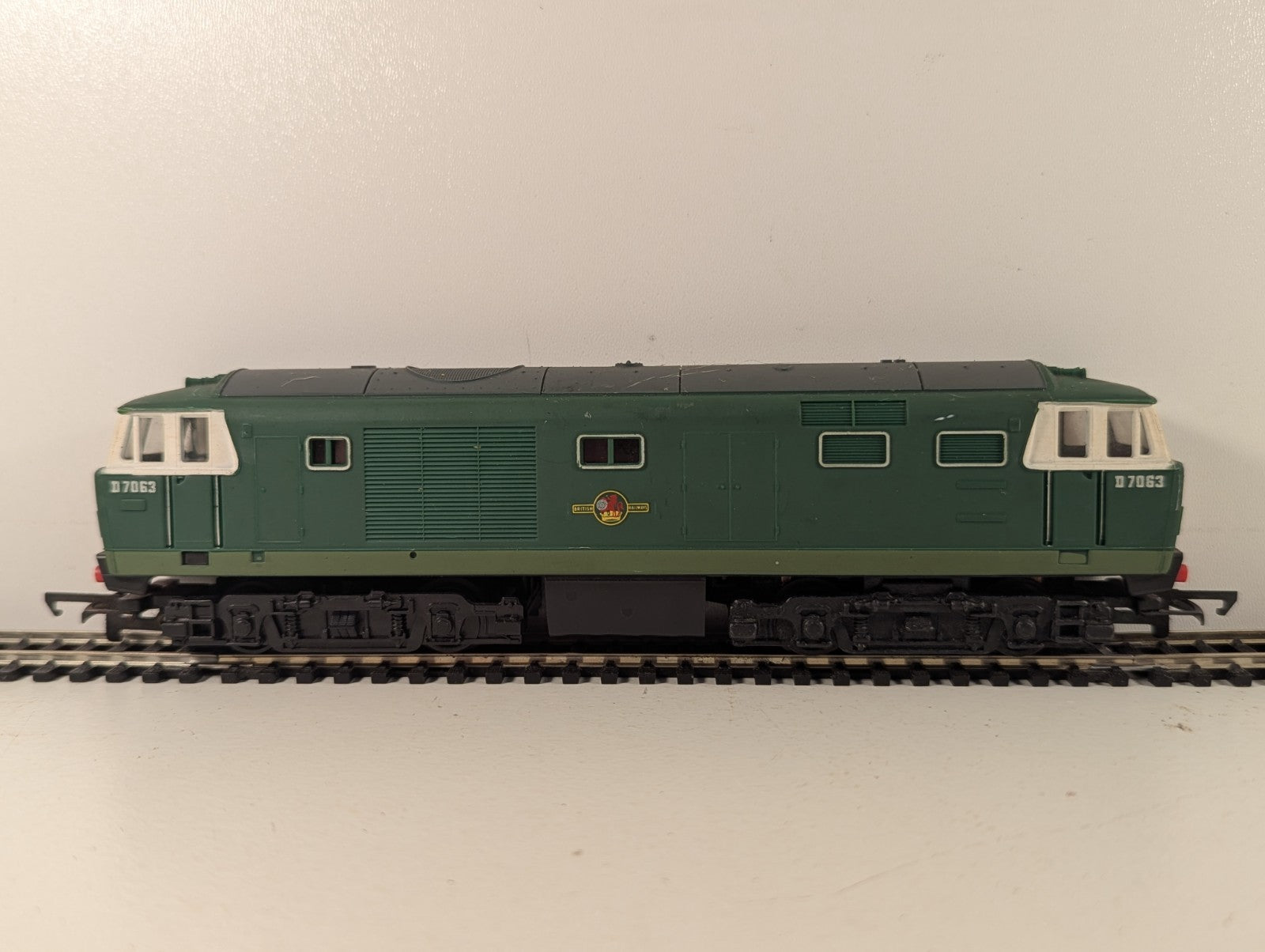 Hornby  R.758 OO Gauge Class 35 Hymek Locomotive D7063 BR Green