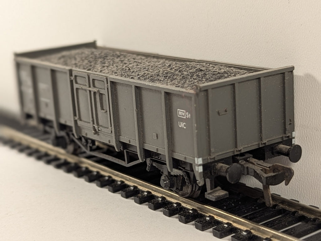 Fleischmann HO Gauge SNCF Tow Open Wagon with Coal Load Tow 699 800 SNCF Grey