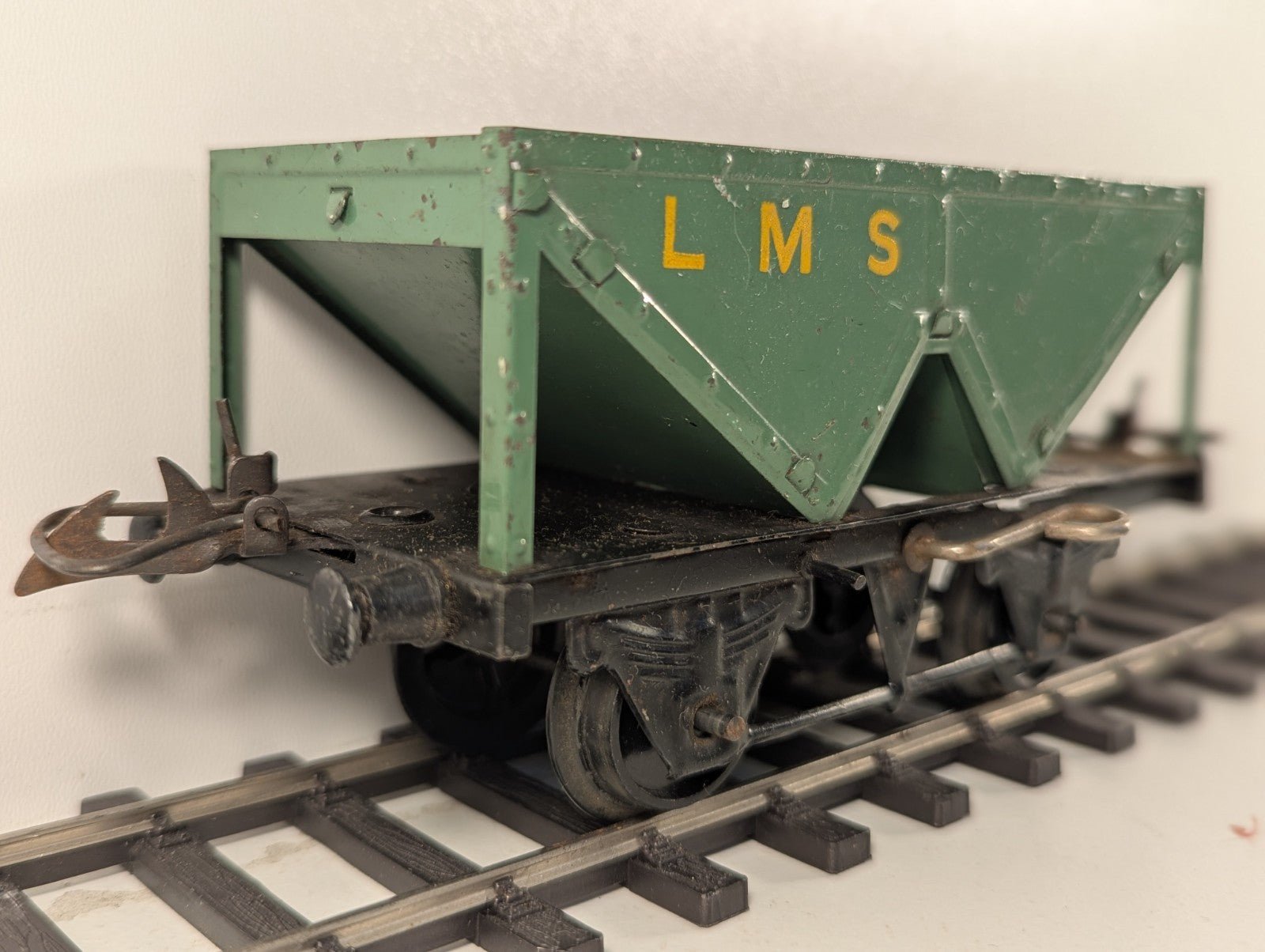 Hornby O Gauge LMS Operating Hopper Wagon Green