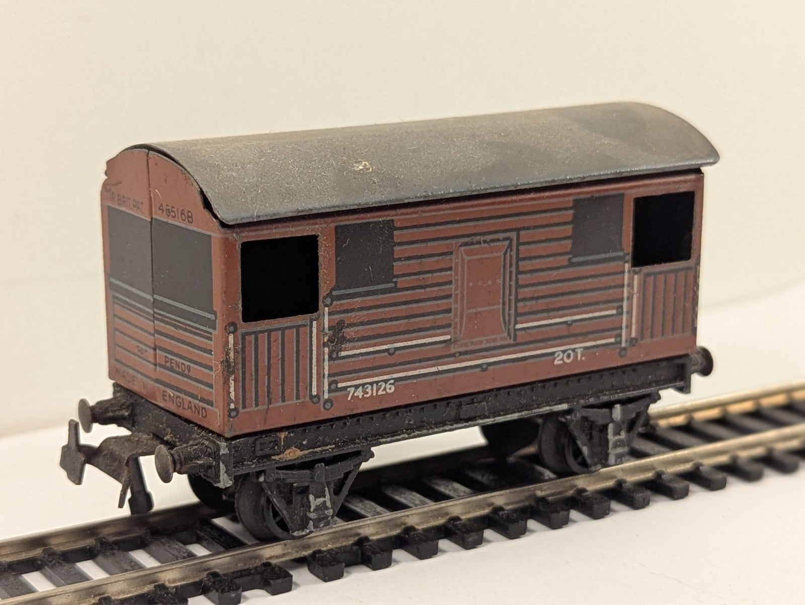 Trix Twin Railway 20 Ton Goods Brake Van OO Gauge - Damaged Roof