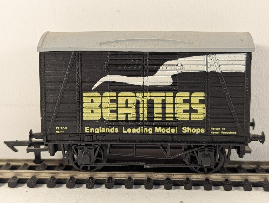 Graham Farish OO Gauge 12 Ton Ventilated Van Goods Wagon Beatties