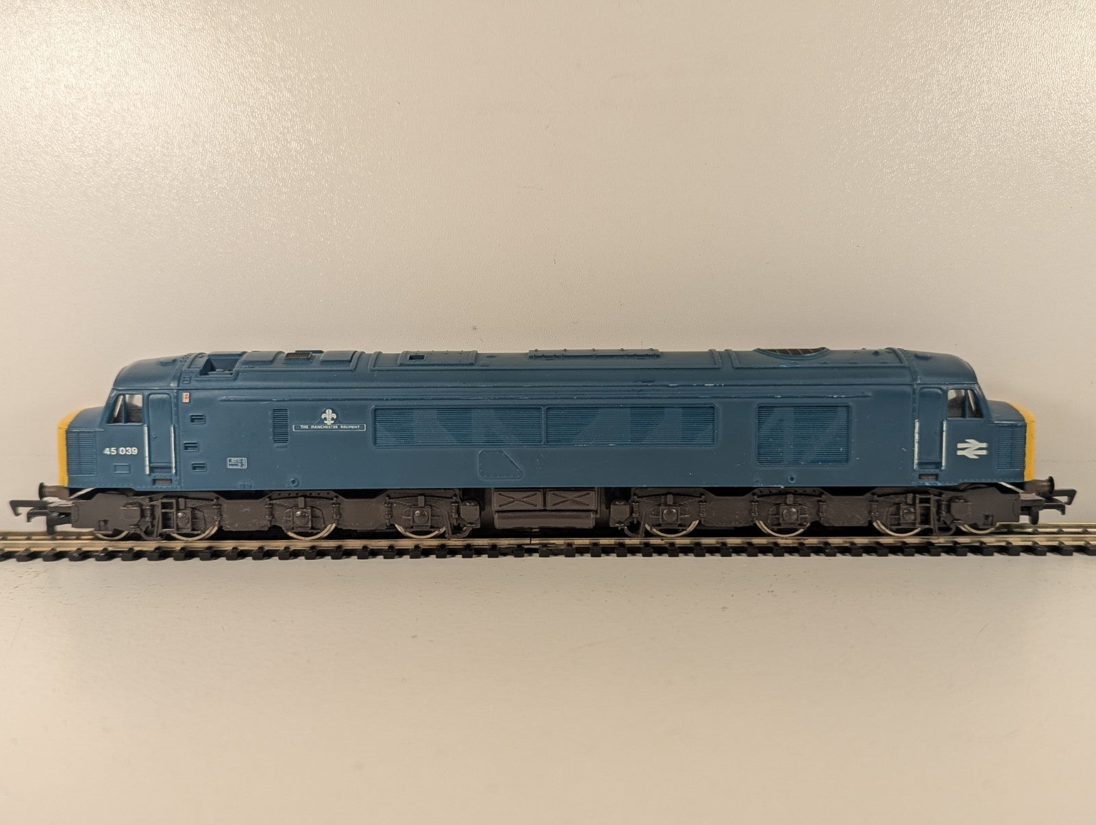Mainline OO Gauge Class 45 'The Manchester Regiment' Locomotive 45