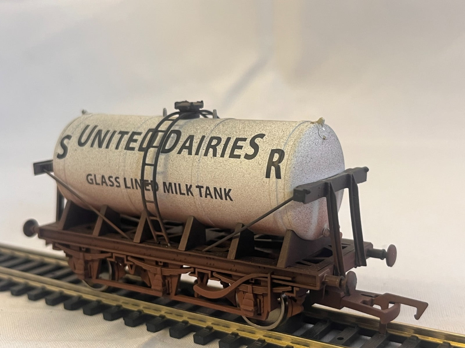 Dapol 4F-031-002 OO Gauge United Dairies Milk Tanker Weathered
