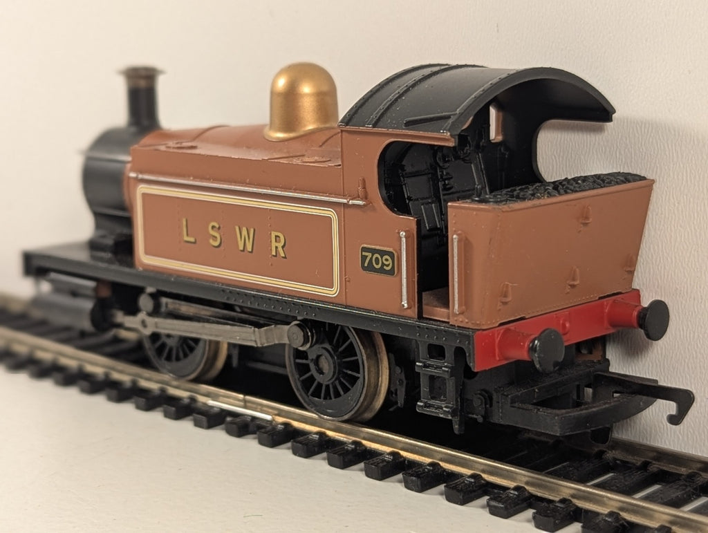 Hornby R1035 LSWR Class 101 Holden 0-4-0T No.709 Brown OO Gauge