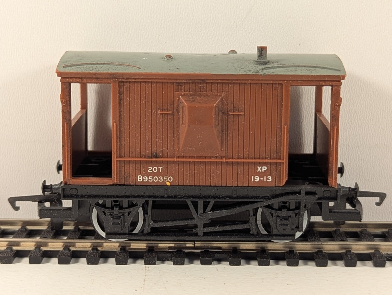 Hornby R239X020 BR 20 Ton Brown Brake Van