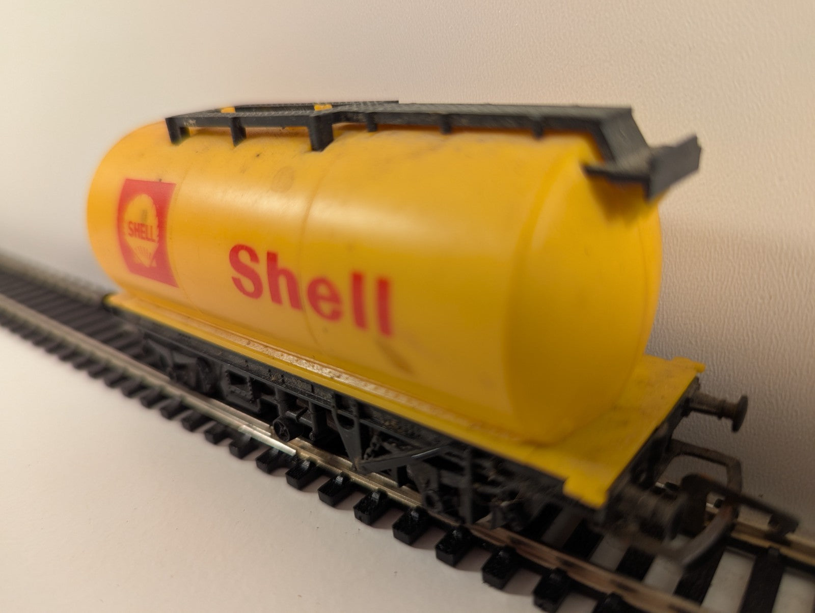 Hornby R132 TTA Tank Wagon “Shell” – OO Gauge