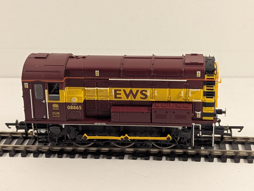 Hornby OO Gauge Class 08 Diesel Electric Locomotive 08865 EWS R2934 DCC Fitted