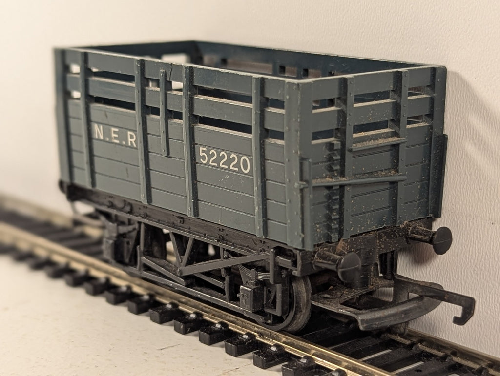 Tri-ang OO Gauge NER Cattle Wagon Rolling Stock 52220 NER Grey R112