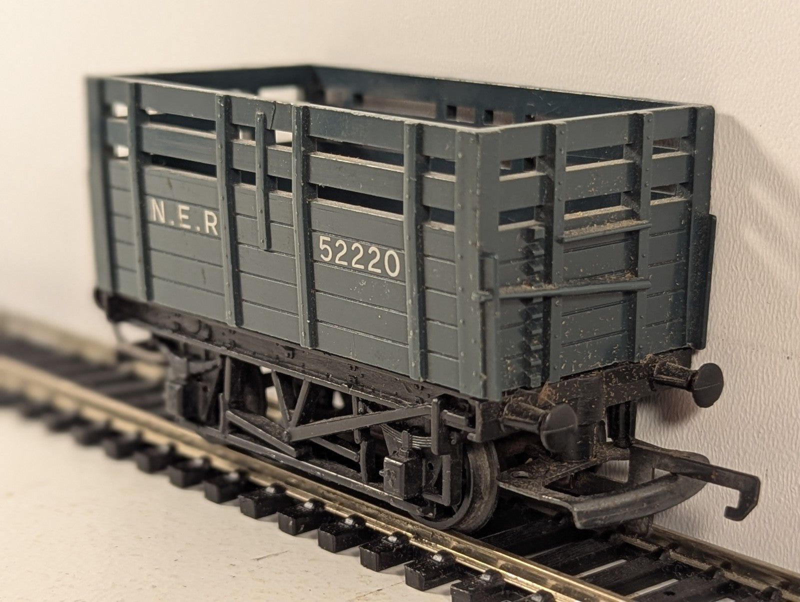 Tri-ang OO Gauge NER Cattle Wagon Rolling Stock 52220 NER Grey R112