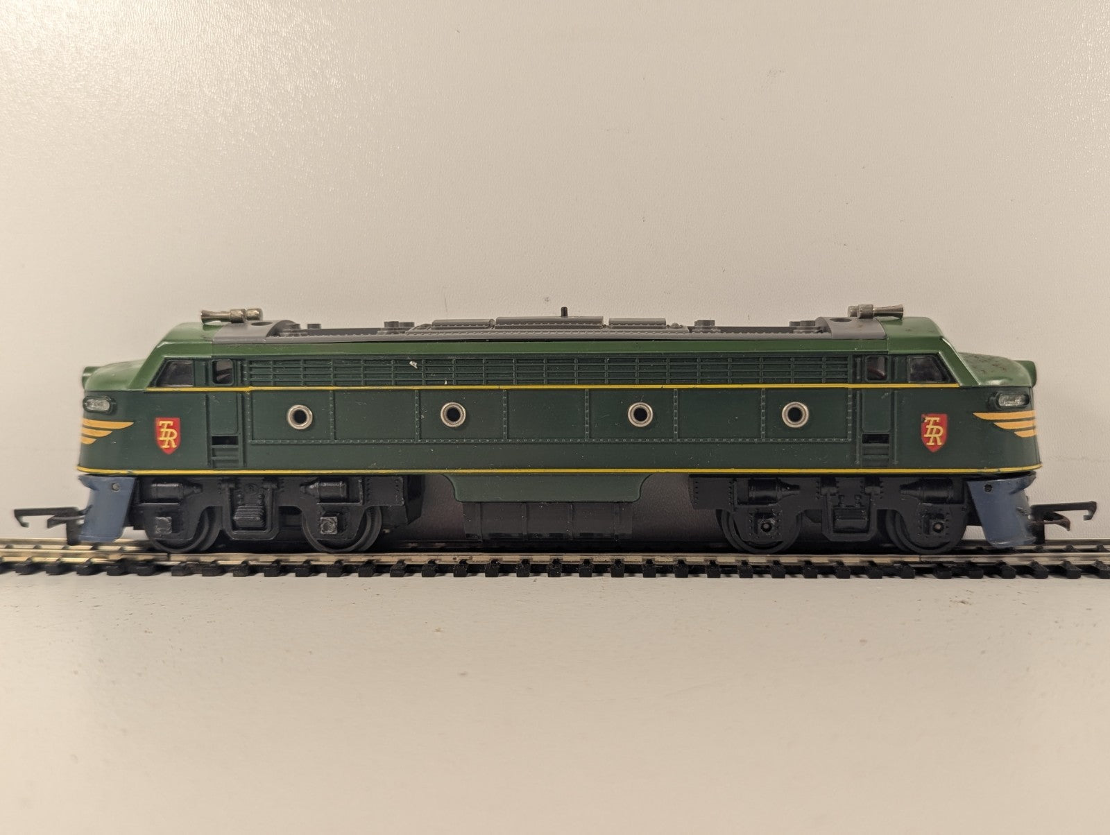Tri-ang OO Gauge Transcontinental Double-Ended Diesel Locomotive Green
