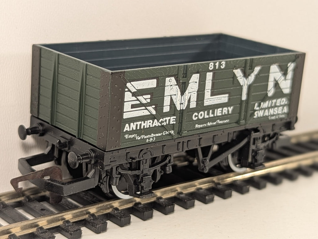 Hornby OO Gauge R118 Emlyn Anthracite 7 Plank Wagon