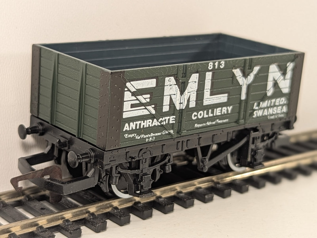 Hornby OO Gauge R118 Emlyn Anthracite 7 Plank Wagon