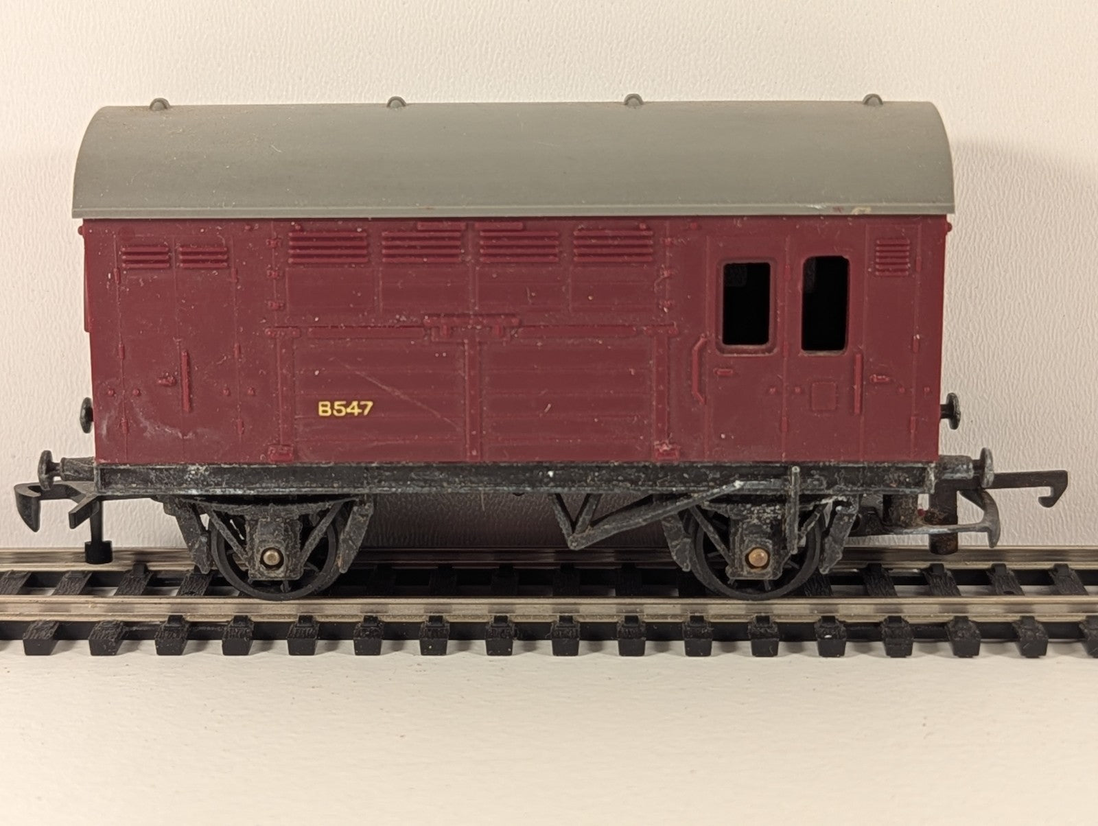 Hornby Horse Box Wagon BR Maroon B547 OO Gauge Coverter Wagon