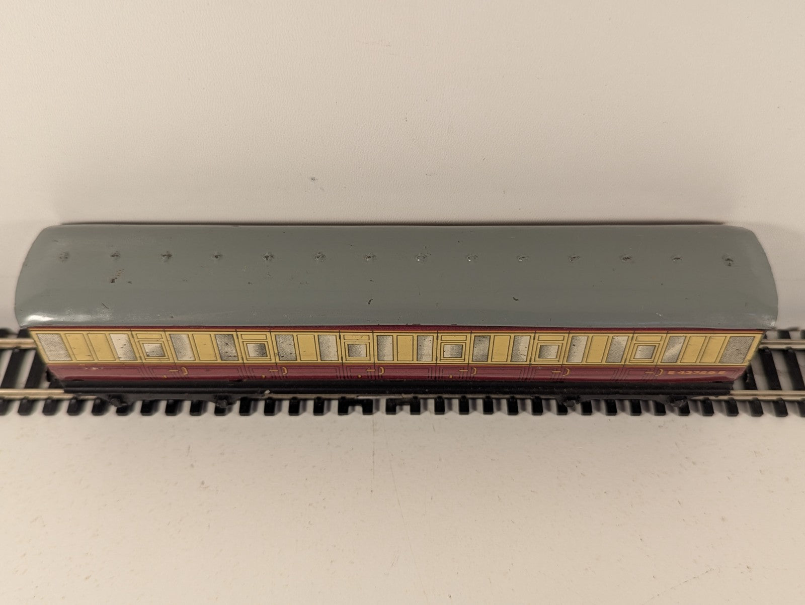 Hornby Dublo D11 OO Gauge Corridor Coach E42759E