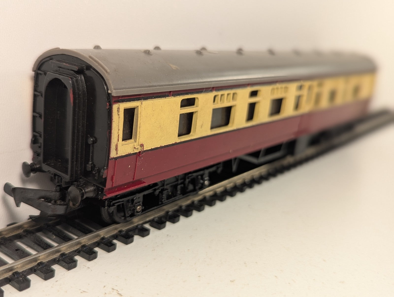 Tri-ang R29 OO Gauge Maroon & Cream Composite Brake Coach