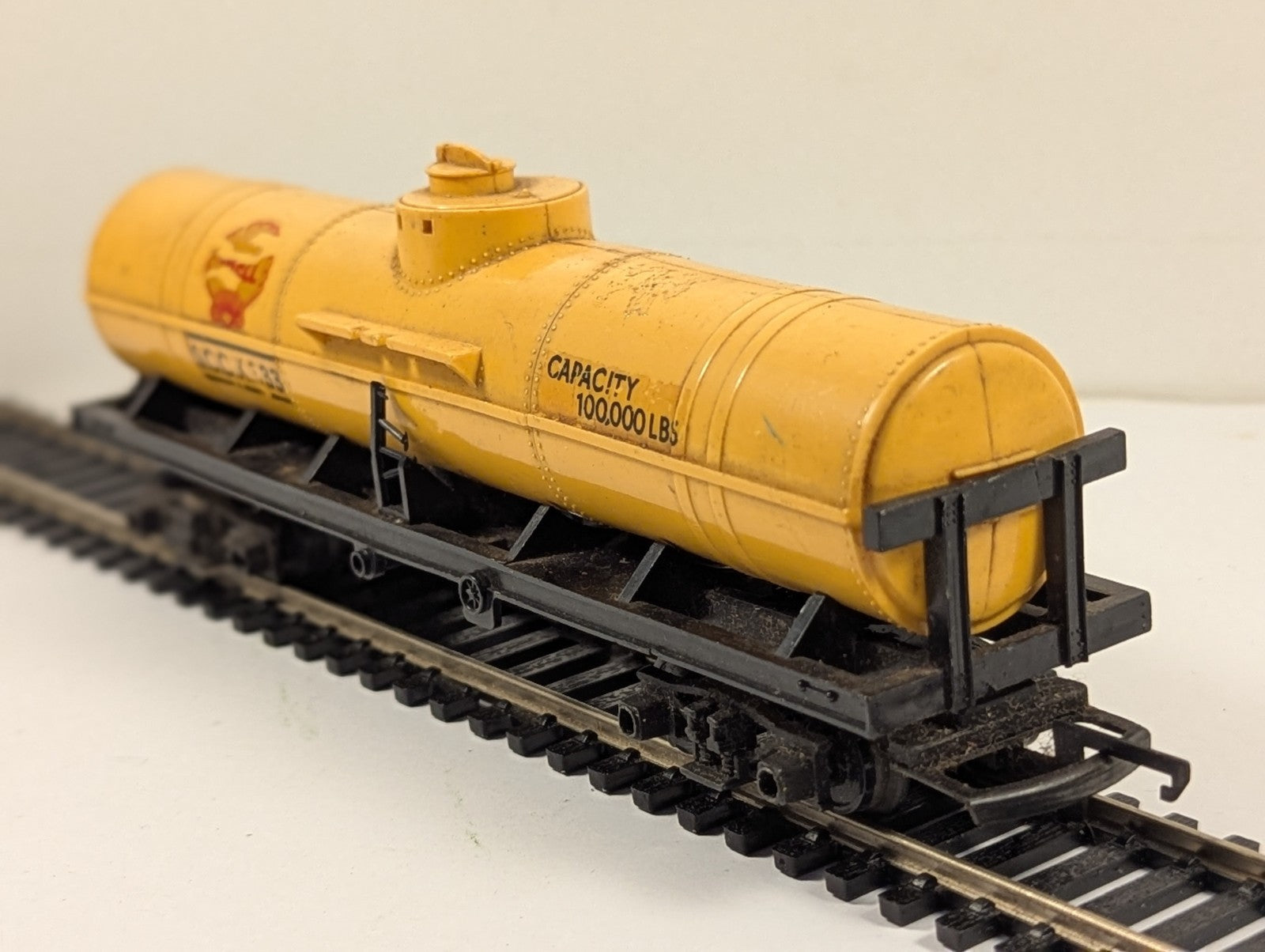 Tri-ang R117 OO Gauge Shell Oil Tanker Wagon - Broken Coupler