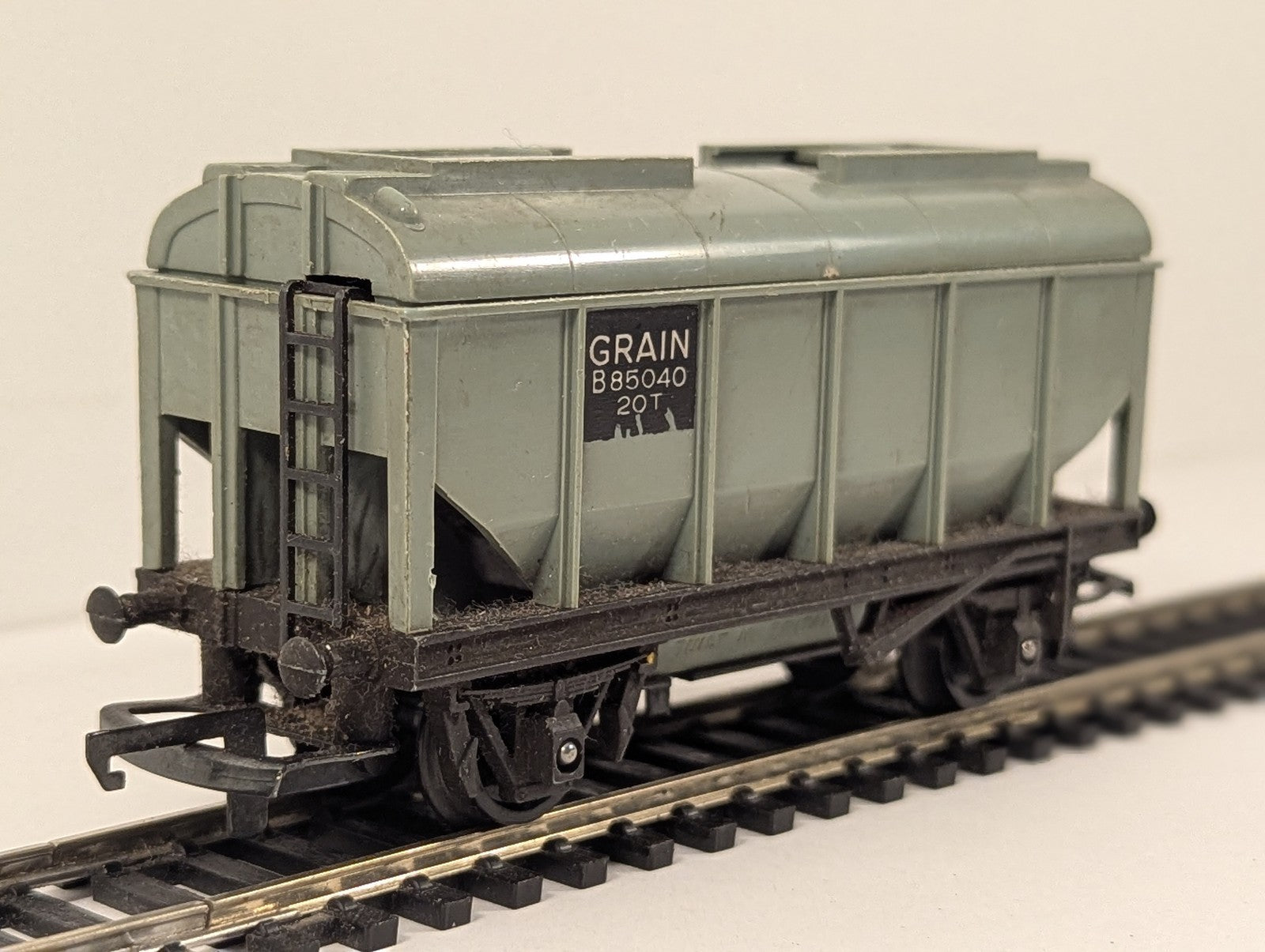 Tri-ang OO Gauge Operating 20T Grain Wagon Goods Wagon B85040 BR Grey R224