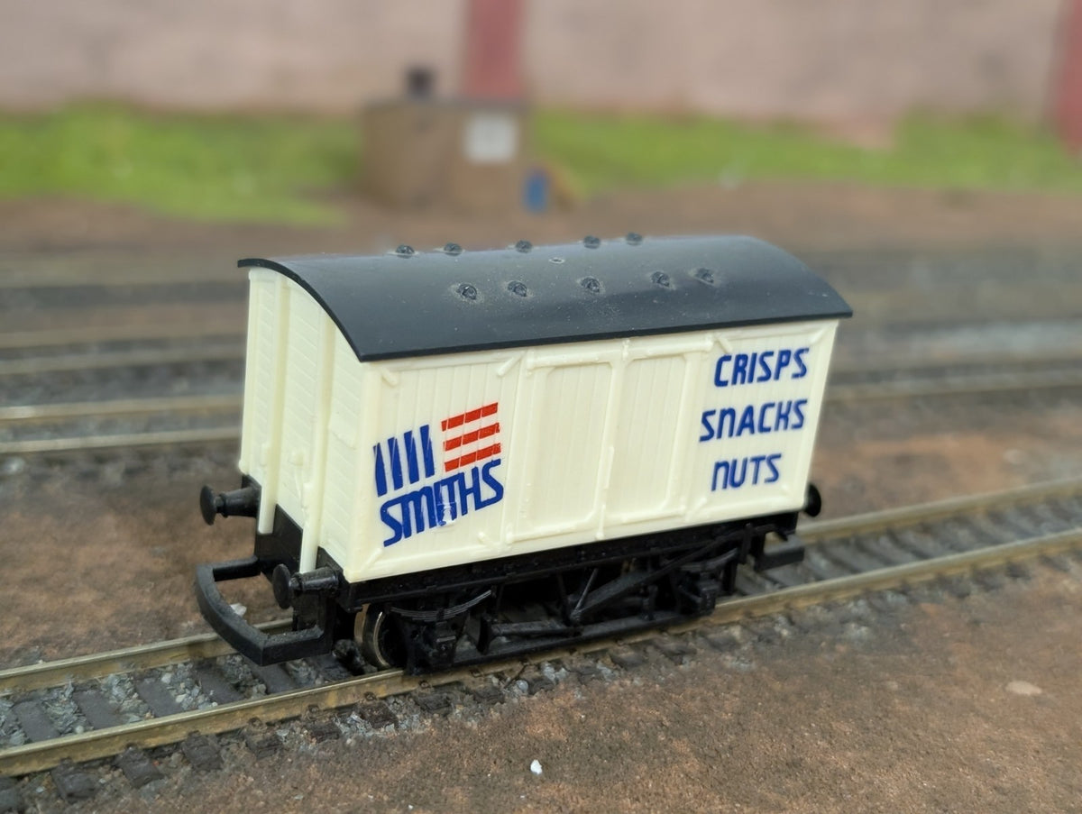 Hornby R135 R.135 Smiths Snacks Closed Van  OO Gauge