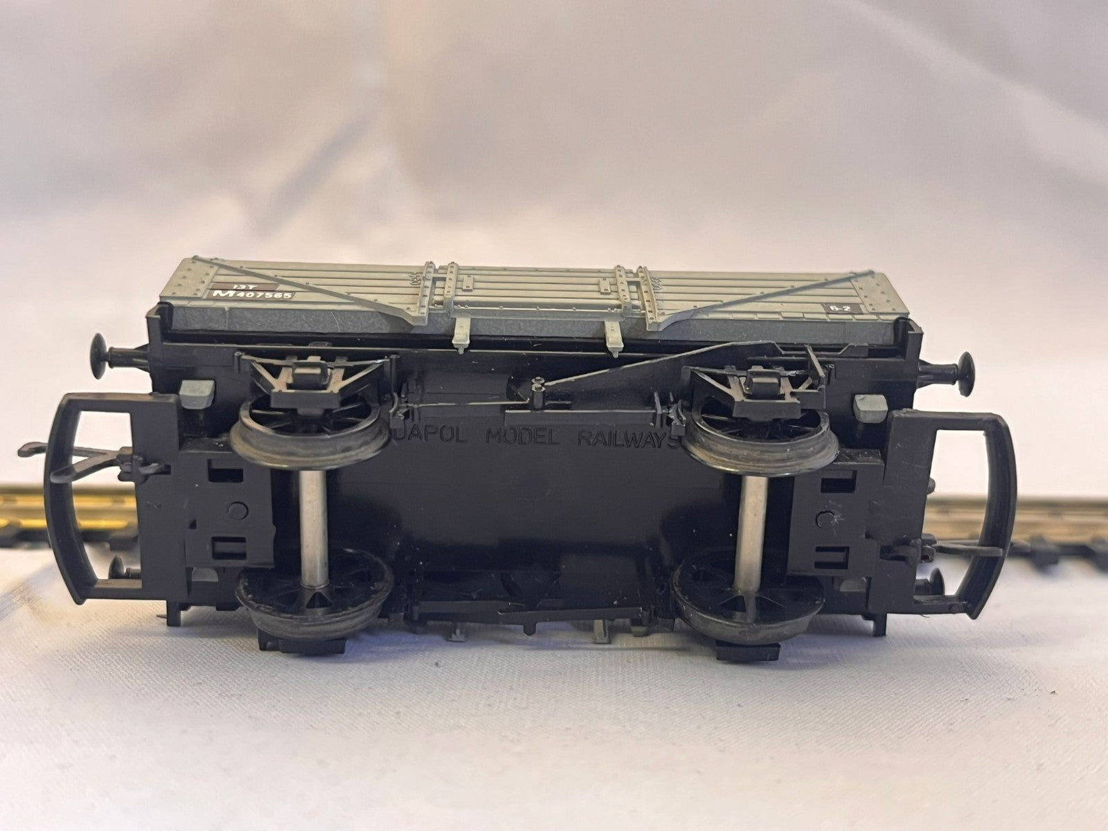 Dapol OO Gauge 3 Plank Wagonin Grey