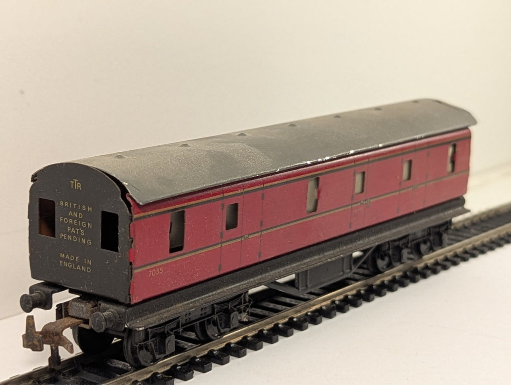 Trix Twin Railway BR Full Brake Coach Maroon - Walls Separating Chipped paint