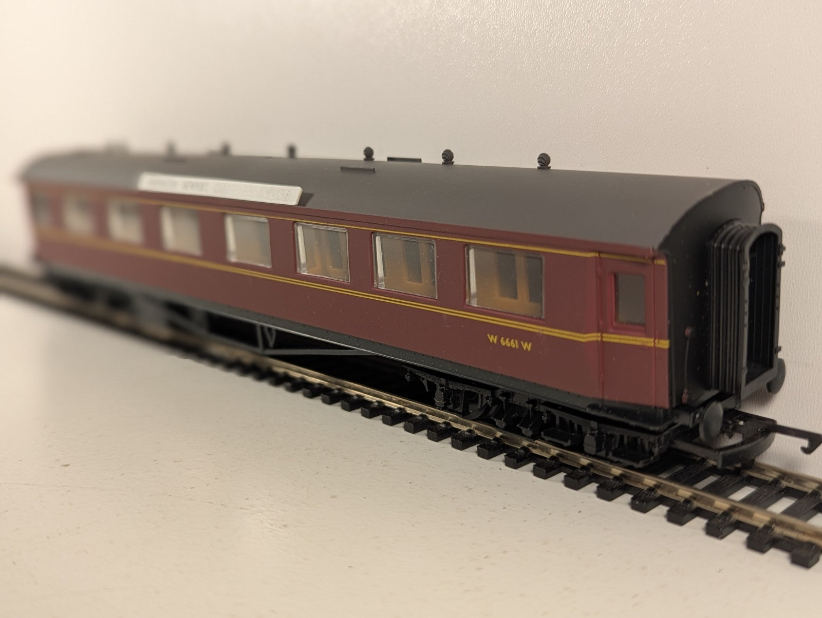 Airfix GMR OO Scale Hawksworth Corridor First Passenger Coach W 6661 W BR