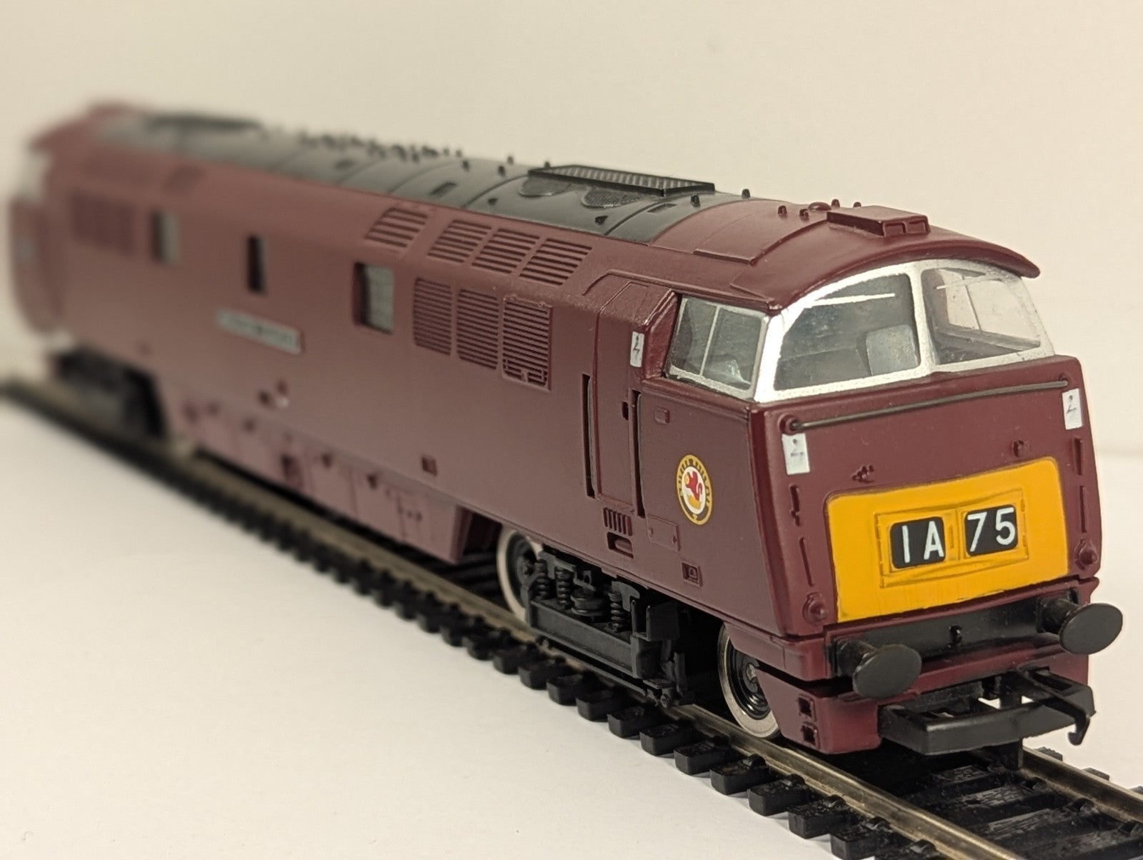 Hornby R352 OO Gauge Class 52 D1062 Western Courier BR Maroon