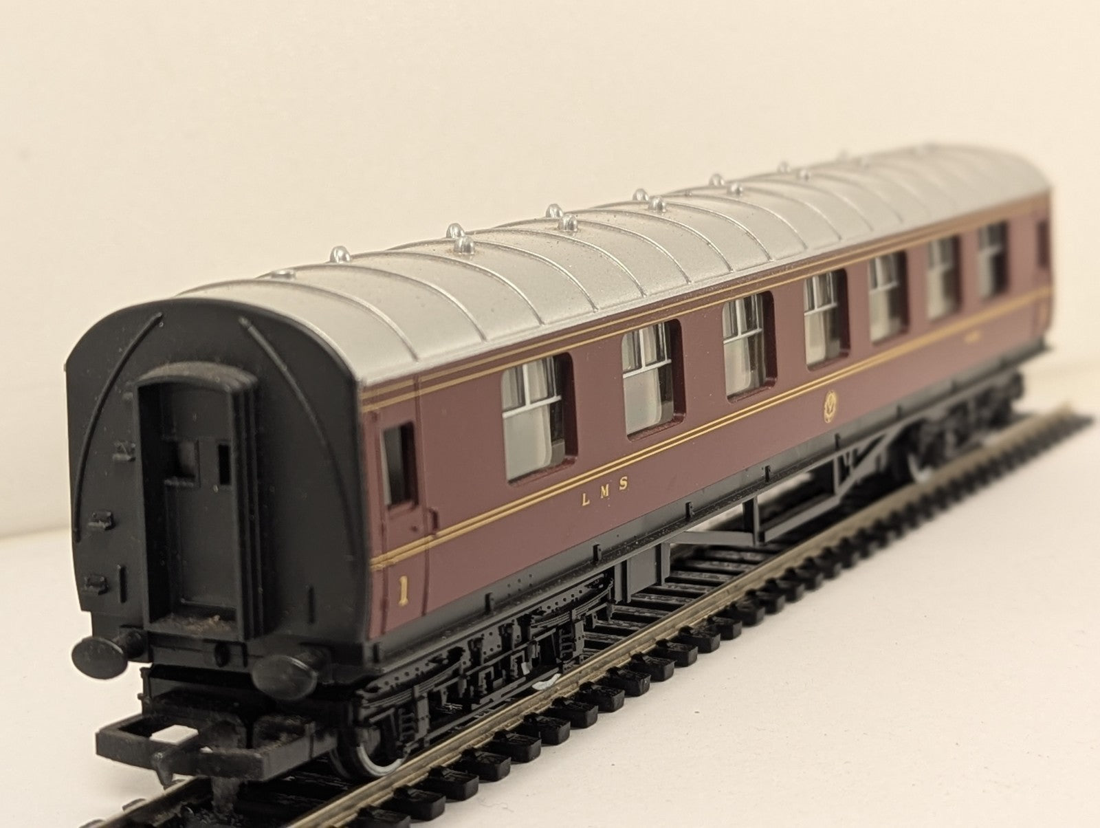 Hornby R474 OO Gauge LMS Composite Coach 4120