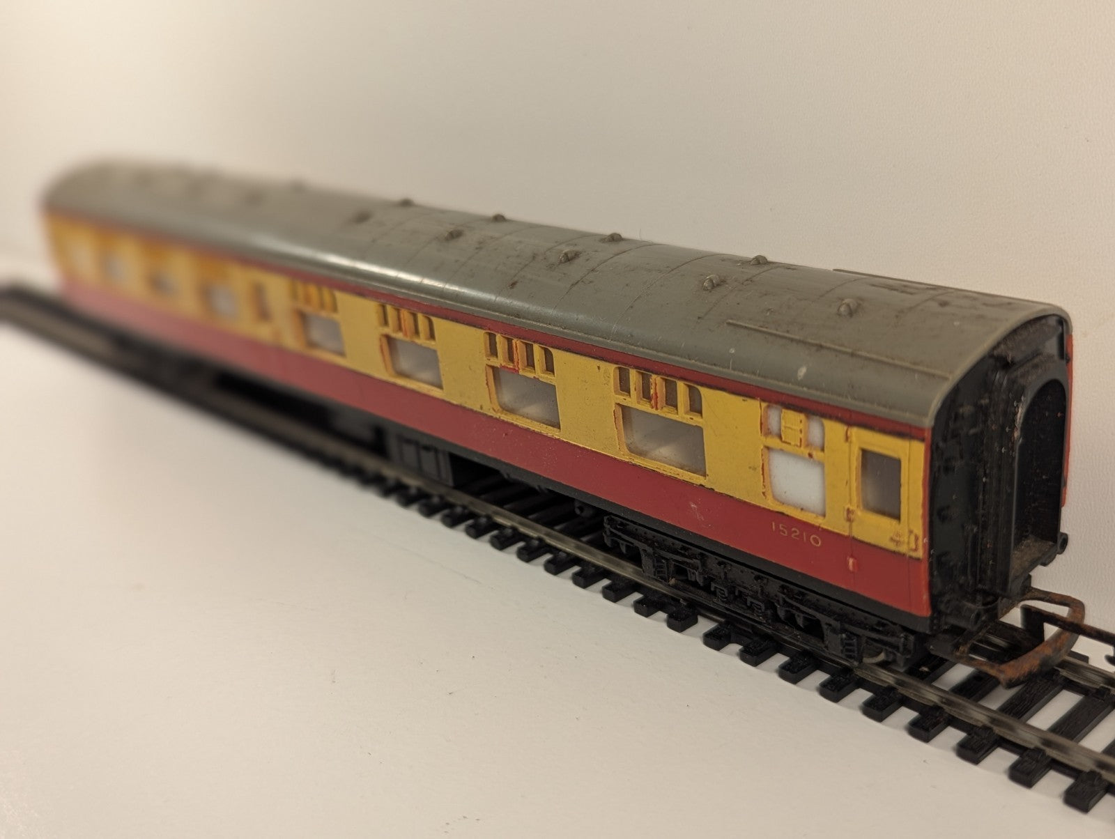 Tri-ang R626 BR Mk1 CK Composite Corridor Coach – 15210 – Crimson & Cream