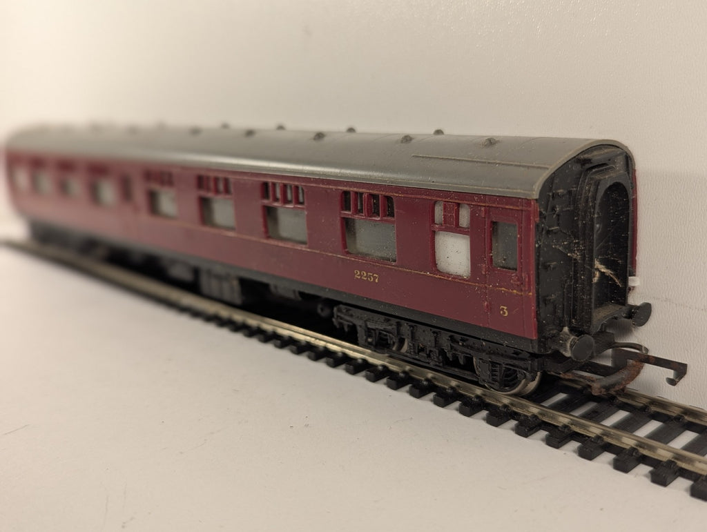 Hornby OO Gauge LMS Composite Coach Railway Coach 2257 LMS Crimson Lake