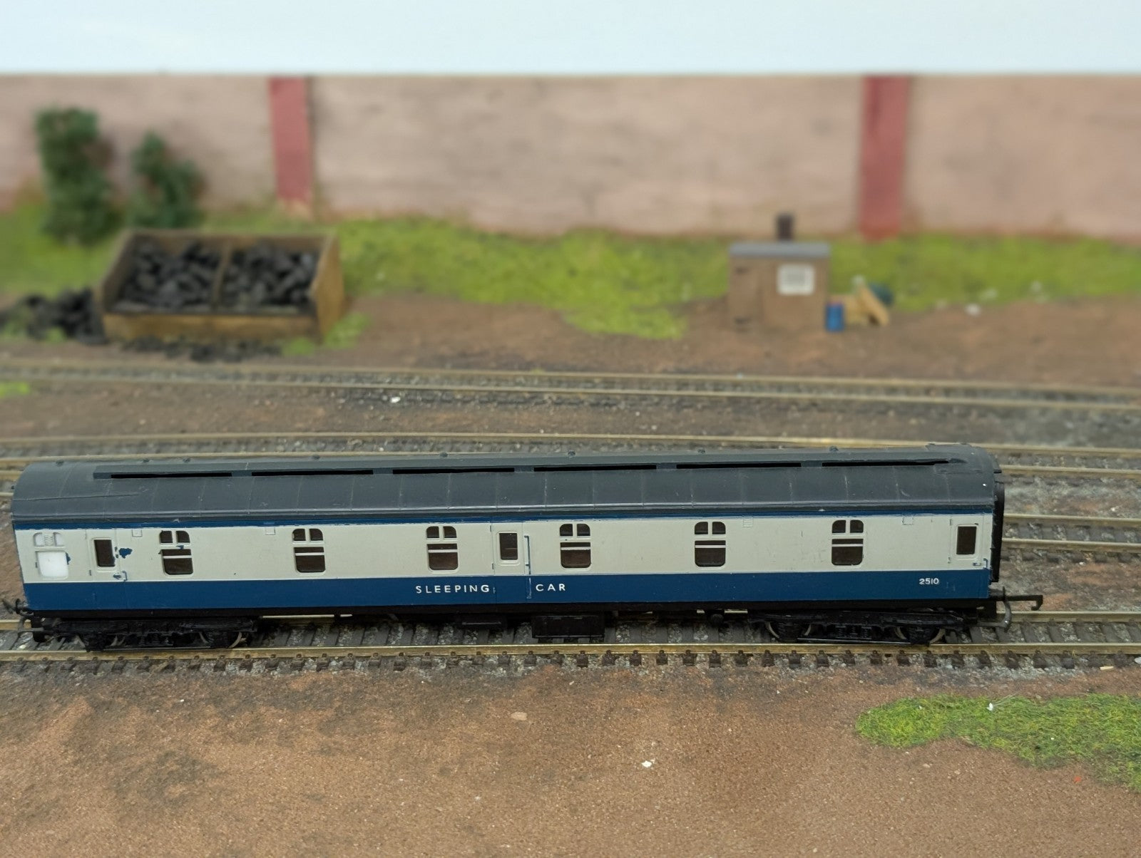 Tri-ang R339 Mk1 Second Class Sleeping Car 2510 (BR Blue & Grey)