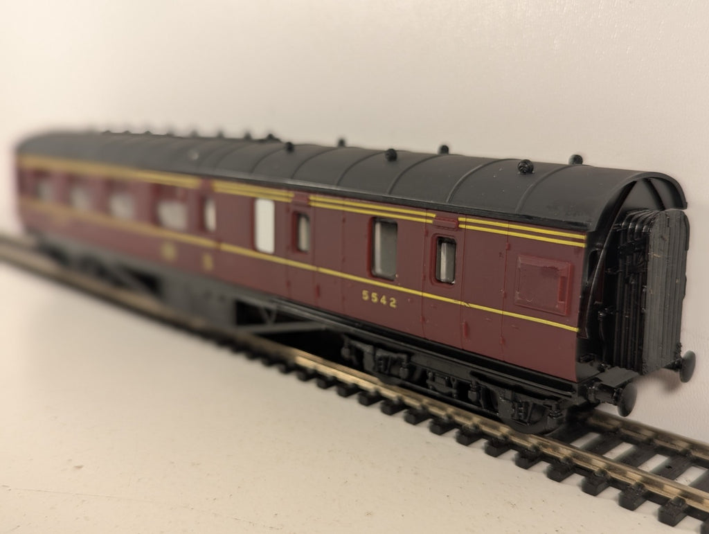 Airfix OO Gauge 57ft Brake 3rd Corridor Passenger Coach 5542 LMS Maroon