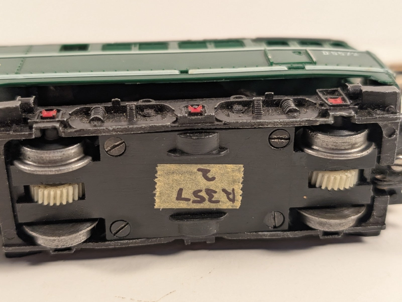 Tri-ang Hornby R3572 OO Gauge BR Class 31 Diesel Locomotive D5572 Missing Buffer