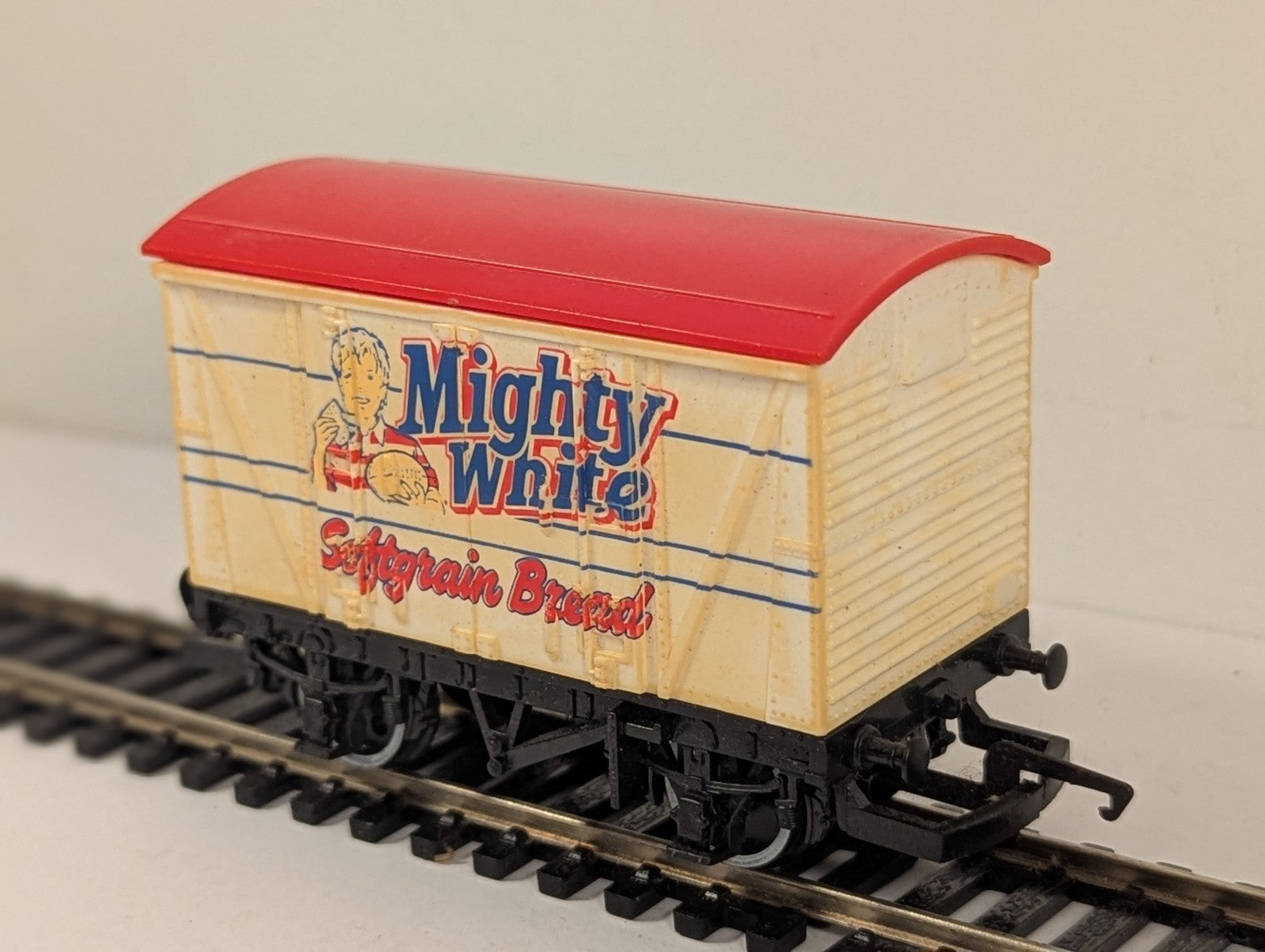 Hornby R726 Mighty White Softgrain Bread Closed Van OO Gauge